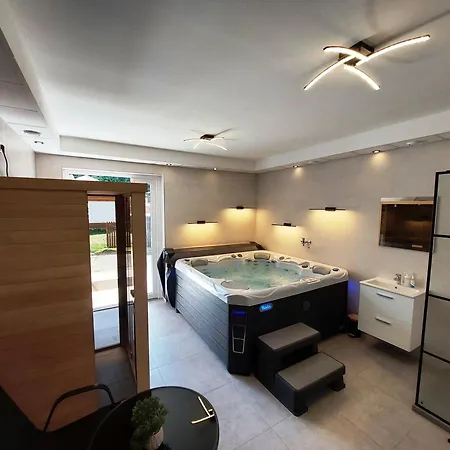 Lipicai Apartmanhazak 公寓 *